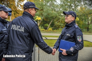 policjanci podają sobie dłoń