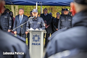 policjant przemawia z mównicy