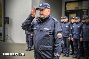 policjant oddaje honor