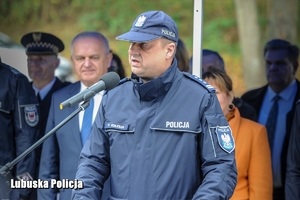 policjant przemawia przy mównicy