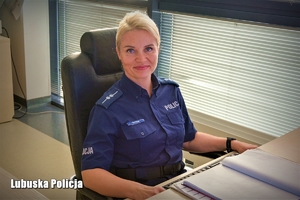 Policjantka przy biurku