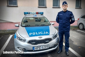 Policjant przy radiowozie