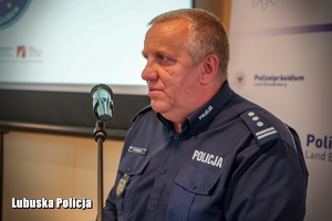 Inspektor Bogdan Piotrowski przemawia do policjantów.