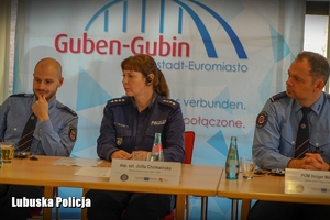 Polscy i niemieccy policjanci podczas międzynarodowej konferencji.