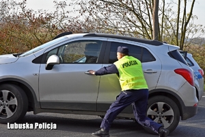 policjant zatrzymuje kierocę