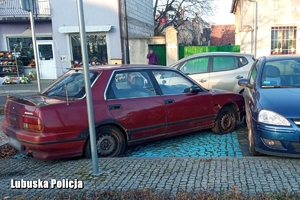 pojazdy stojące na parkingu