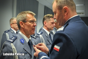 Generał wręcza medal policjantowi