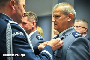 policjant otrzymuje medal