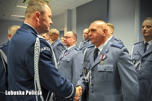 General gratuluje policjantowi
