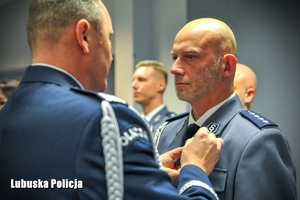Komendant wręcza medal policjantowi