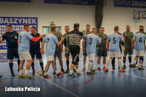 Zawodnicy podczas rozpoczęcia meczu.