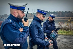 Policjanci sterują dronem