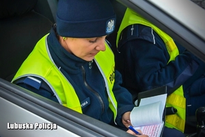 Policjantka sporządza dokumentację