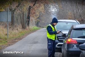 Policjantka przeprowadza kontrolę drogową