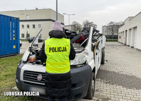 Policjantka podczas przeprowadzania oględzin uszkodzonego pojazdu ciężarowego.