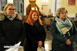 kobiety stoją w kościele