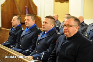 policjanci siedzą w kosciele