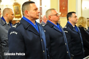 policjanci stoją w kościele