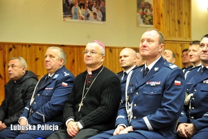 policjanci i duchowni w kościele