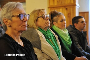 kobiety siedzą w kościele