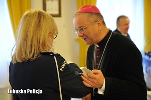 Policjantka składa życzenia duchownemu