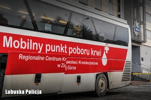 krwiobus przy komendzie Policji