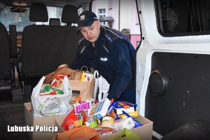 Policjant zbiera produkty na Święta dla potrzebujących