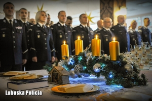 świecznik i policjanci w tle