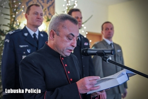 duchowny odczytuje pismo święte