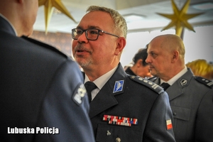Policjant składa życzenia świąteczne Komendantowi Wojewódzkiemu