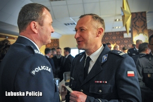 Policjant składa życzenia świąteczne Komendantowi Wojewódzkiemu