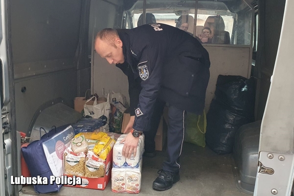 policjant pakuje paczki