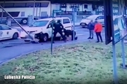 Policjanci udzielają pierwszej pomocy poszkodowanej kobiecie