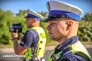 Policjanci mierzą prędkość pojazdów