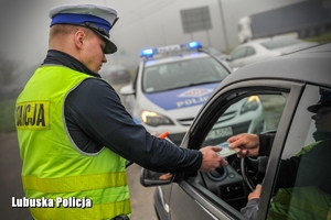 Policjant sprawdza dokumenty kierowcy