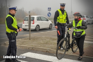 Policjanci kontrolują rowerzystów