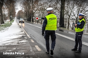 Policjant zatrzymuje pojazd do kontroli