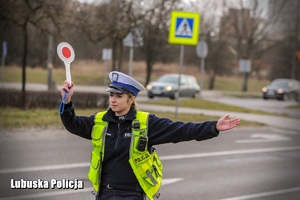 Policjantka zatrzymuje pojazd do kontroli