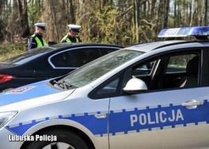 Policjanci prowadzą kontrolę drogową