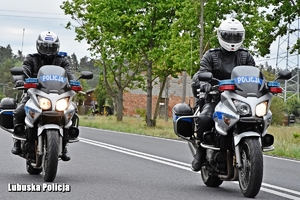 Policyjne motocykle w trasie