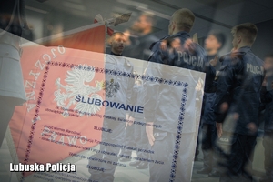 Akt ślubowania a w tle ślubujący policjanci na sztandar