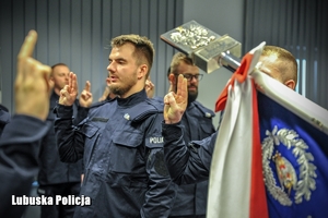 policjanci składają ślubowanie na sztandar