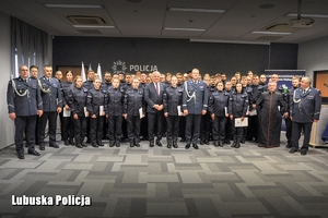 Zdjęcia grupowe ślubujących policjantów