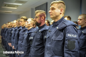 nowi policjanci stojący w szeregu