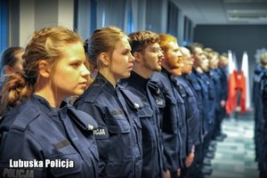 policjantki stoją w szeregu