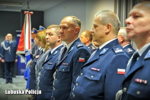 policjanci stojący w szeregu