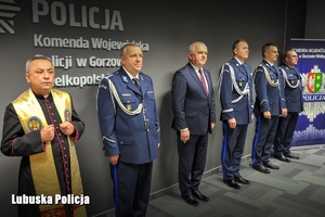 duchowny i policjanci