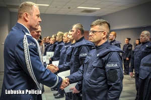 policjant przyjmuje gratulacje i powitanie w gronie Policji