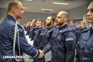 Komendant Wojewódzki Policji gratuluje policjantowi