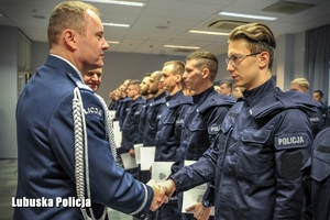 Komendant Wojewódzki Policji gratuluje policjantowi